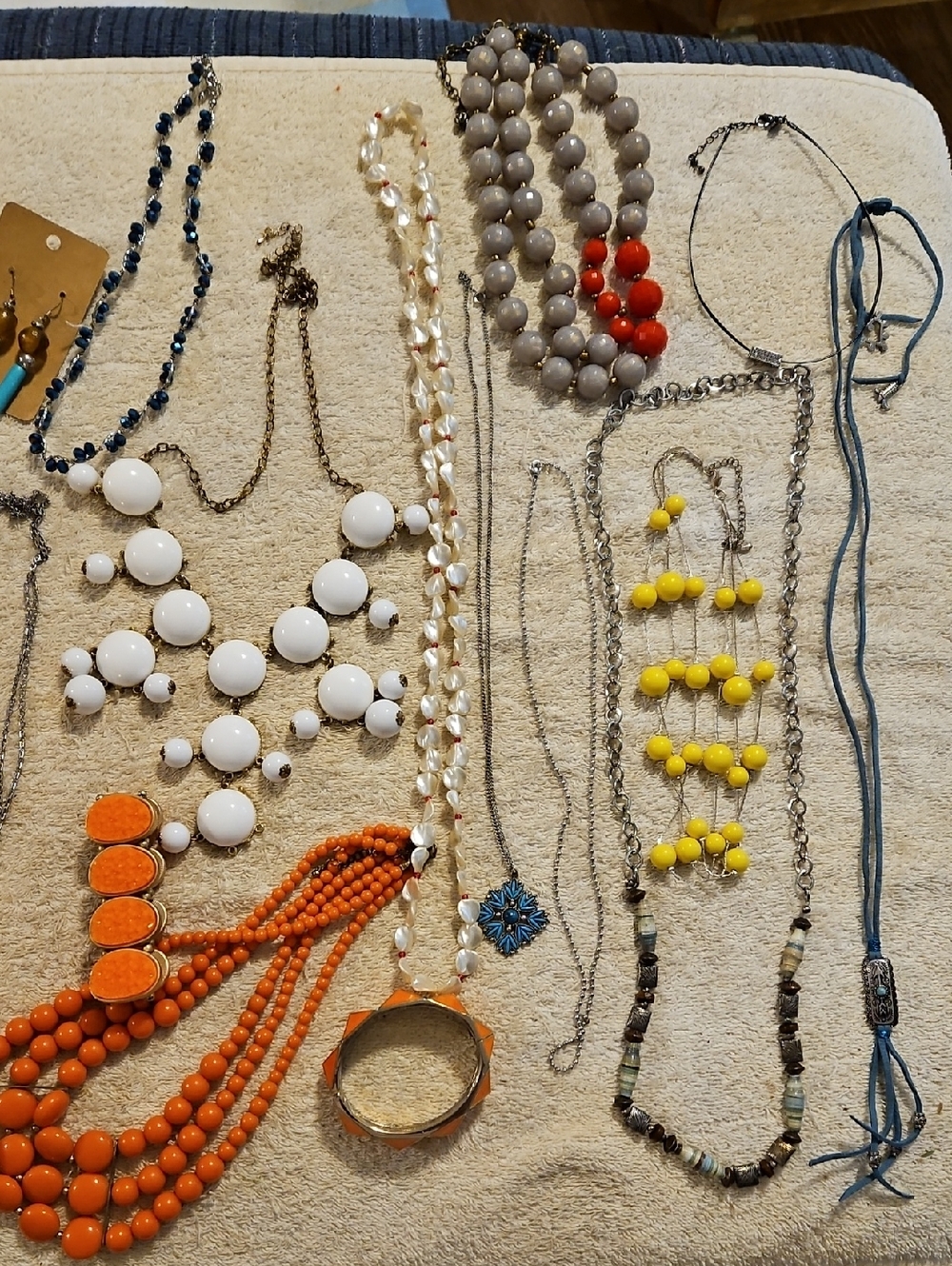 Mystery Bundle 3 pieces of Jewelry. NO CANCELLATIONS ON ACCIDENTAL BIDS - Picture 6 of 17